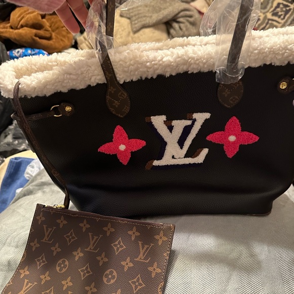 Chic Designer Black Tote with Red and White Details - Picture 2 of 5